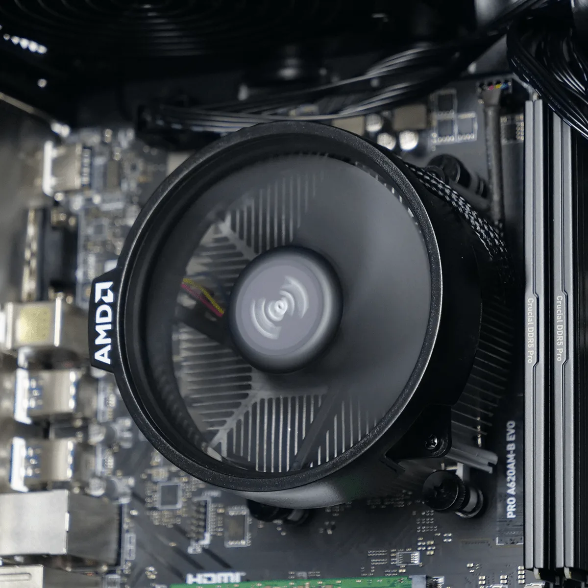 Familystation 8700G R7-8700G/32Go/1To/W11H CYB-GB — vue 3